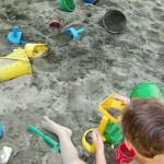 Un po' di relax giocando con la sabbia